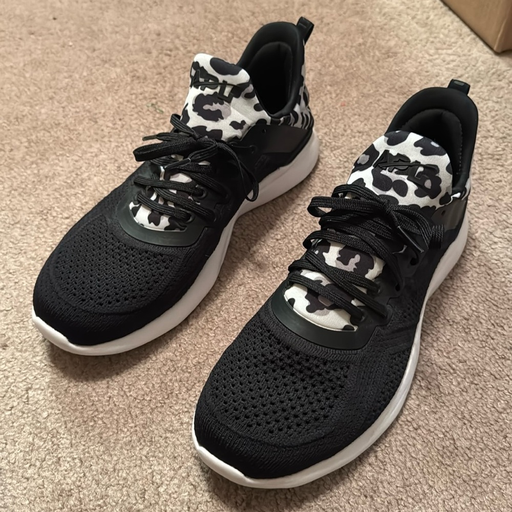 *last chance* APL Techloom Tracer Black Leopard EUC Women’s 9.5